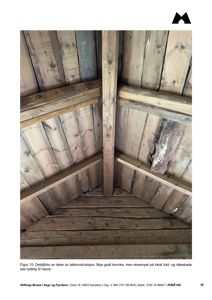 Fotografi av en takkonstruksjon med trevirke, som viser fukt- og råteskade.