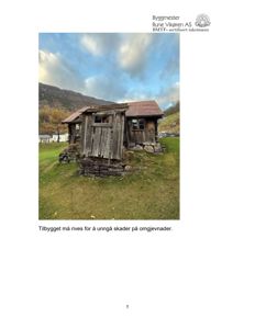 Fotografi av en gammel, forfallelig tilbygget hytte med tekst under som sier at den må rives.