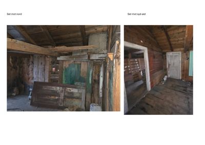 To fotografier av et gammelt, tømmerbygget interiør. Bildet til venstre viser et rom sett mot nord med en dør på gulvet, mens bildet til høyre viser en gang eller rom sett mot syd-øst med en hvit dør.