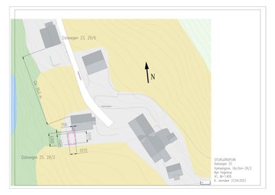 Situasjonsplan som viser tomtens beliggenhet i terrenget, nabolag (Dolavegen 23 og 25), topografi med høydelinjer, samt plassering av nybygg (markert med rosa) og eksisterende bygninger.