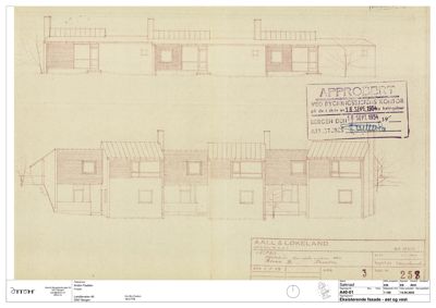 En tegning som viser fasaden på en bygning sett fra øst og vest. Tegningen inneholder en godkjenningsstempel fra bygningskontoret.