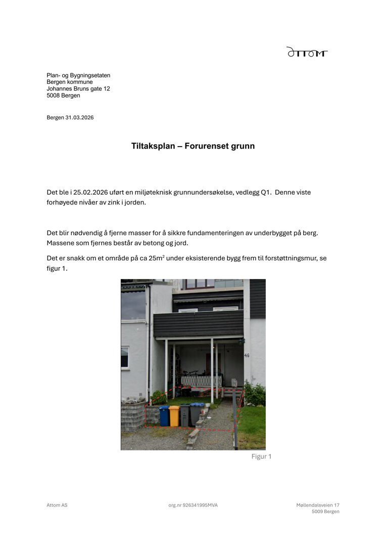 Fotografi av en bygning med en markert område (rød strekket) foran, som viser hvor masser skal fjernes.