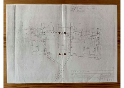 En håndtegnet etasjeplan (eller grunnplan) som viser romfordeling, vegger og dimensjoner for en bygning.