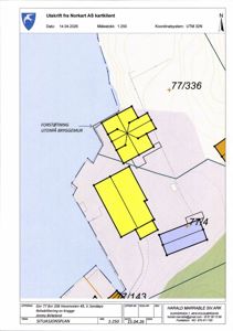 Situasjonsplan som viser bygningenes plassering i forhold til kystlinjen, topografi og naboeiendommer.
