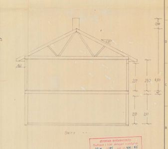 Oppriss (fasadetegning) av en bygning sett fra siden, med mål og konstruksjonsdetaljer.