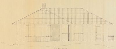 Fasadetegning som viser bygningens utseende sett fra fronten, inkludert takform, vinduer, dører og grunnmur.