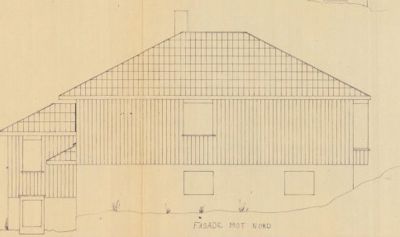 Fasadetegning av en bygning sett fra nord, med tegning av tak, vinduer og fasadebelegg.