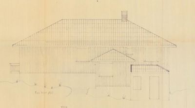 Fasadetegning som viser fronten på en bygning med tak, vinduer og en liten utbygging.
