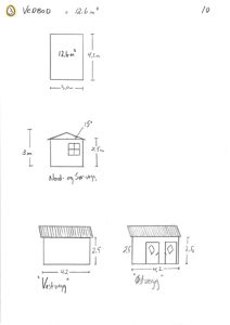 Håndtegning som viser fasadeperspektiver og mål på en bygning, inkludert etasjeplan og snitt.