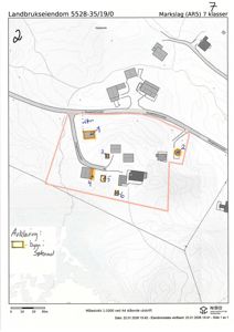 Situasjonsplan som viser eiendomsgrenser, topografi og plassering av bygninger på en tomt.