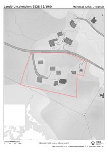 Situasjonsplan (markslag) som viser eiendomsgrenser, vegnett, topografi og bygninger på en tomt.