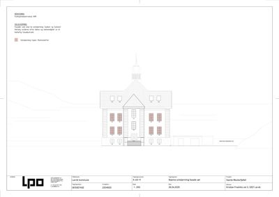 Fasadetegning av en bygning med solcellepaneler, inkludert detaljer om vinduer, dører og takform.