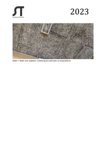 Fotografi av lydplater i trebetong på undersiden av etasjeskillene.