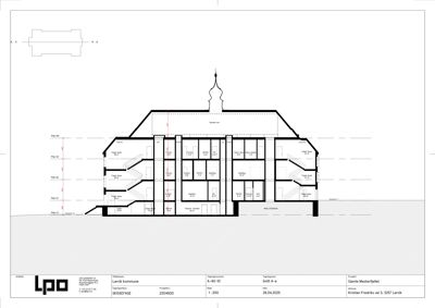 Snittegning (Snitt A-a) som viser bygningens tverrsnitt, romfordeling og konstruksjon.