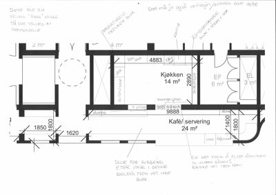 Etasjeplan (plantegning) som viser romfordeling, mål og notasjoner for en bygning (kjøkken, kafé, vaskerom).