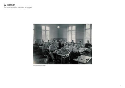 Sort-hvitt fotografi av et gammelt klasserom med elever, som fungerer som historisk referanse for et interiør.