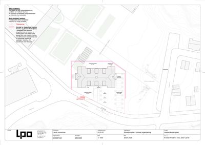 Situasjonsplan som viser bygningens plassering i forhold til omgivelsene, inkludert veier, parkeringsplasser og nabobebyggelse.