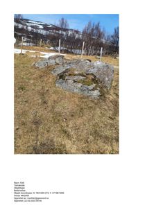 Fotografi av et fjell med snøflekker og en hekk i bakgrunnen, med metadata om koordinater og opprettelsestidspunkt.