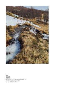 Fotografi av et naturområde med en bekk, snøflekker og skog i bakgrunnen.