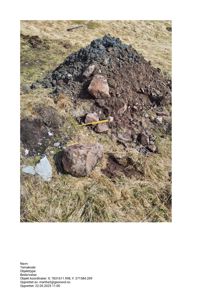 Fotografi av en steinhøyd eller steinblokk på et grønt område, med koordinater og metadata i bunnen.