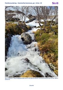 Fotografi av en elv som renner gjennom et fjellområde med snø og løsmasser. Bildet er en del av en flomfarevurdering.