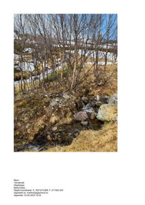 Fotografi av et naturområde med en liten bekke, trær og snørester. Bildet inneholder også metadata i bunnen som indikerer det er en dokumentasjon fra en byggesak (objekt koordinater, opprettelsesdato).