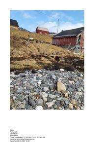 Fotografi av en bygning (rød uthus) på en tomte med steinete bakke og naboer i bakgrunnen.