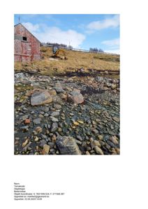 Fotografi av et byggefelt med en grøft, en gresskling, en rød uthusbygning og en gulegger i bakgrunnen.