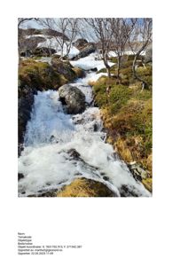 Fotografi av en bekke eller elv som renner over steiner i et fjellandskap med snø og trær.
