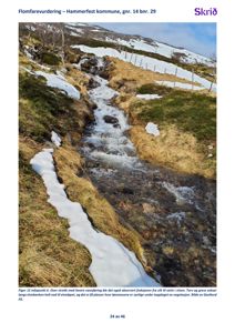 Fotografi av et elveløp med vannføring, snø og løsmasser i Hammerfest kommune.