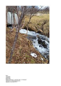 Fotografi av en elv eller bekke med en liten bro eller utløp i bakgrunnen, tatt i et naturlig landskap.