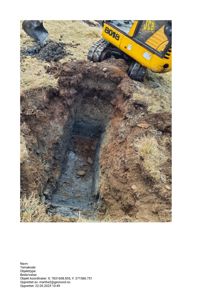 Fotografi av en utgravd grøft eller fundamenteringsgrøft med en gullig JCB-graver i bakgrunnen.