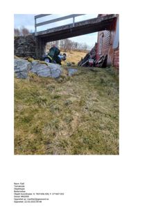 Fotografi av en bygning (rød fasade) med en betongkonstruksjon over en steinete bakke. Bildet viser terrenget og bygningens plassering i forhold til omgivelsene.