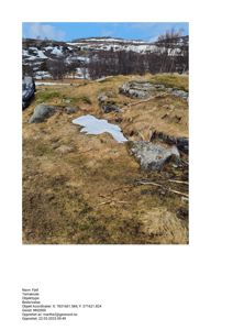 Fotografi av et fjellområde med snøflekker, grus og stein. Bildet har metadata som indikerer det er tatt fra et geodata-system (Geonord).