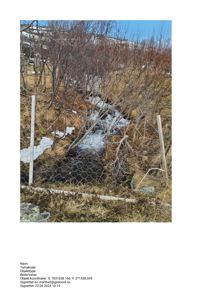 Fotografi av et utendørs område med en liten bekke eller renne, trær, gjerde og snørester. Bildet er tatt fra en byggesak (objektkoordinater er angitt).