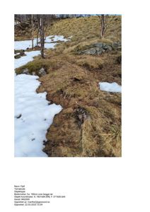 Fotografi av et fjellområde med snøflekker, grøft og trær. Bildet inneholder også metadata om geokoordinater og beskrivelse av objektet.