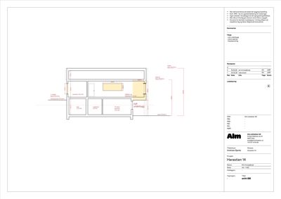 Etasjeplan som viser romfordeling, mål og en del av byggets situasjon.
