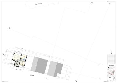 Situasjonsplan som viser bygningens plassering på tomten i forhold til nabotomter og eiendomsgrenser.