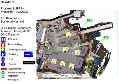 Et situasjonskart eller flyfoto av en byggeplass med overlagte tegninger som viser byggeområder, infrastruktur og nødsteder.