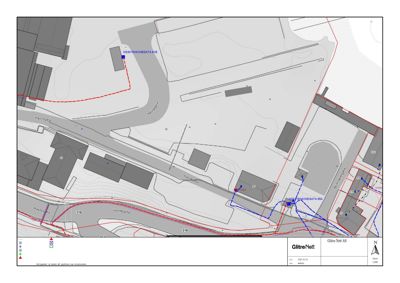 Situasjonsplan som viser tomt, vegnett, eksisterende og planlagt infrastruktur (rødt og blått), samt bygninger.