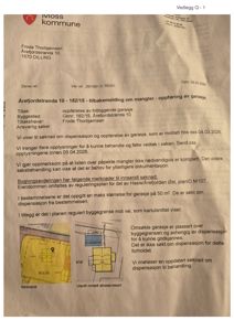 Bildet viser en vedleggsdokumentasjon fra en byggesak som inneholder to kartutsnitt: et kartutsnitt som viser eiendommen i forhold til regulering og byggegrense, samt et situasjonskart som viser plassering av den søkte garasjen.