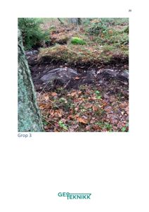 Fotografi av en utgravd grop (Grop 3) i bakken, sannsynligvis fra en geoteknisk undersøkelse.