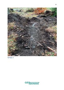 Fotografi av en utgravd grop (Grop 2) i bakken, sannsynligvis fra en geoteknisk undersøkelse.