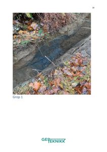 Fotografi av en utgravet grop (Grop 1) i bakken, sannsynligvis fra en geoteknisk undersøkelse.