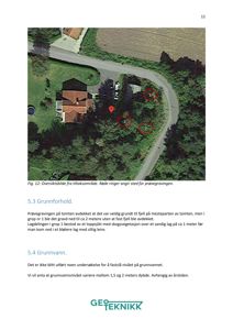 Oversiktsfoto fra et tiltaksområde som viser en tomt med en eksisterende bygning, en vei og skog. Bildet er merket med røde sirkler (1, 2, 3) som angir steder for prøvegravinger.