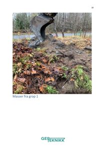 Fotografi av utgravet masse (jord og røtter) fra en grøft, med tekst 'Masser fra grop 1' og et logo i bunnen.