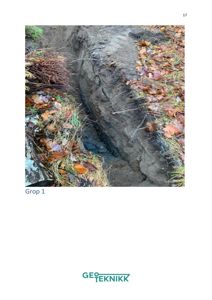 Fotografi av en utgravd grop (Grop 1) i bakken, sannsynligvis fra en geoteknisk undersøkelse.