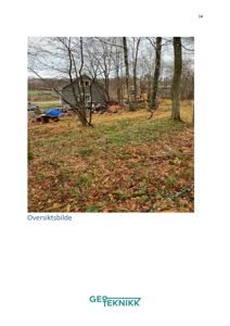 Et fotografi av et byggeområde med en eksisterende bygning, trær og utstyr. Bildet er merket som 'Oversiktsbilde' og viser en situasjon på stedet.