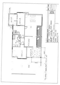 Etasjeplan (1. etg) for en bolig med romfordeling (stue, kjøkken, soverom, bad, entré) og terrasse.