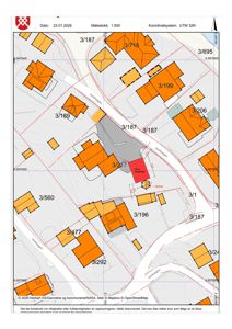 Situasjonsplan som viser eiendomsinndeling (tomtenummer), bygningers plassering, veier og topografi.